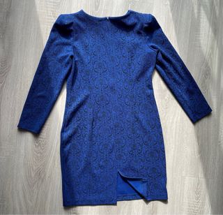 Vestido elegante azul con estampado