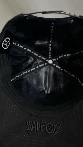 Gorra Negra Premium con Logo Floral