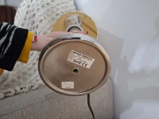 Lámpara de mesa de papel y madera