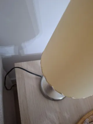 Lámpara de mesa de papel y madera