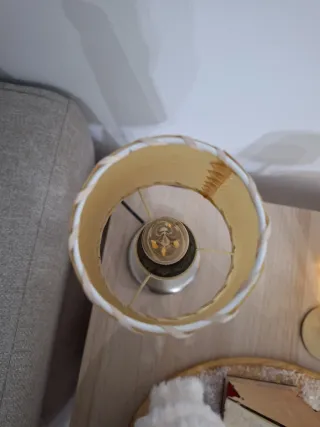 Lámpara de mesa de papel y madera