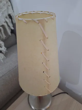 Lámpara de mesa de papel y madera