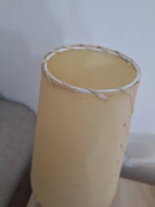 Lámpara de mesa de papel y madera