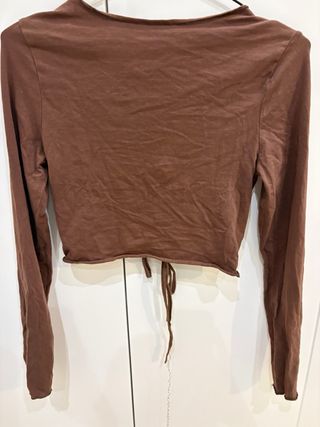 Camiseta marrón fruncida