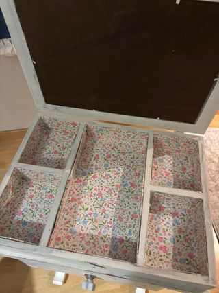 Costurero de madera y cristal