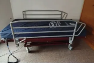 Cama articulada hospitalaria