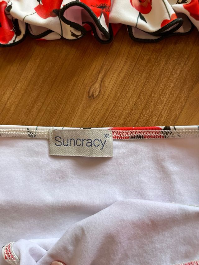 Bikini niña.  Suncracy Talla XS . Estampado Flores