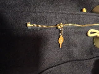 Trenca Kling azul marino, 70 poliéster y 30 lana.