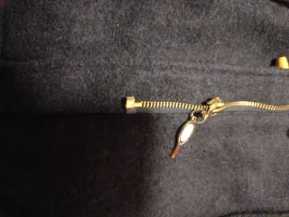 Trenca Kling azul marino, 70 poliéster y 30 lana.