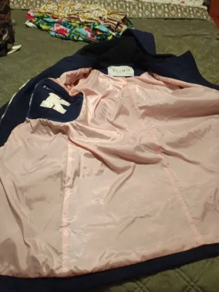 Trenca Kling azul marino, 70 poliéster y 30 lana.