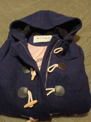 Trenca Kling azul marino, 70 poliéster y 30 lana.