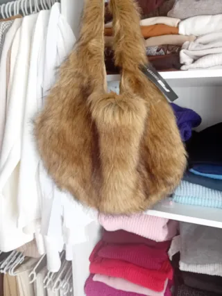 Bolso peludo marrón y regalo prenda