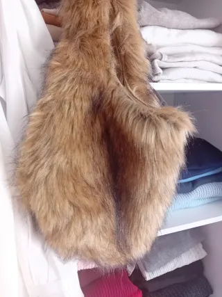 Bolso peludo marrón y regalo prenda