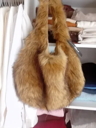 Bolso peludo marrón y regalo prenda