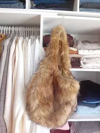 Bolso peludo marrón y regalo prenda