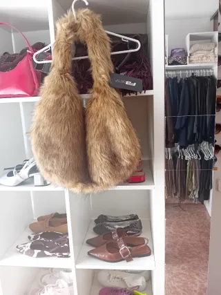 Bolso peludo marrón y regalo prenda