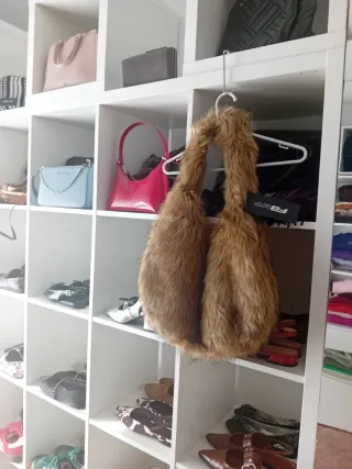 Bolso peludo marrón y regalo prenda