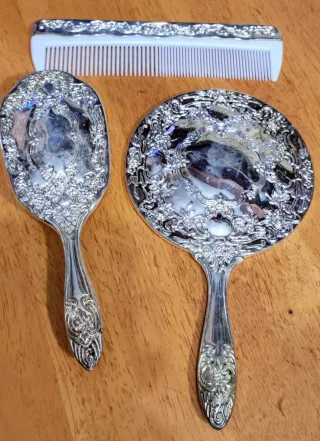 Juego tocador espejo y cepillo plateado