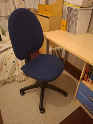 Escritorio y silla estudio azul