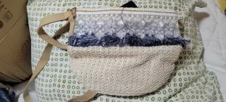 Bolso de hombro beige y plateado