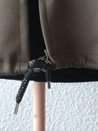 Chaqueta oversize caqui con capucha