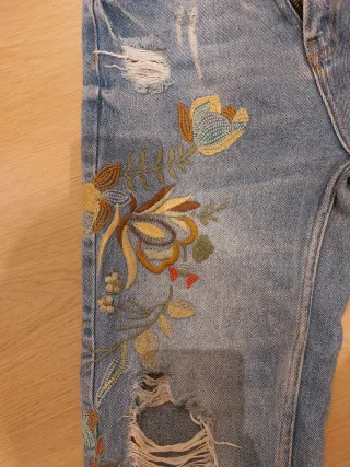 Tejanos Stradivarius bordados y rotos