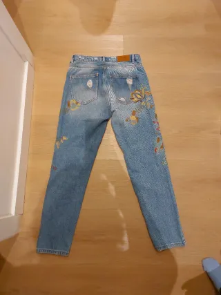 Tejanos Stradivarius bordados y rotos