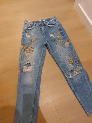 Tejanos Stradivarius bordados y rotos