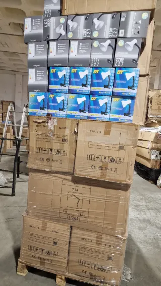 Lámparas, proyectores y plafones pantallas