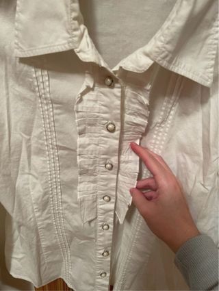 Camisa blanca femenina estilo naive