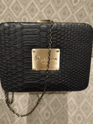 Bolso Pepe Jeans Negro y Dorado.