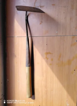 Azada pequeña de metal y madera