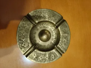Cenicero antiguo de latón con diseño