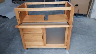 Mueble de madera con puertas de cristal