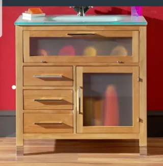 Mueble de madera con puertas de cristal