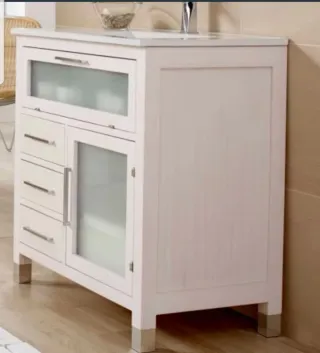 Mueble de madera con puertas de cristal
