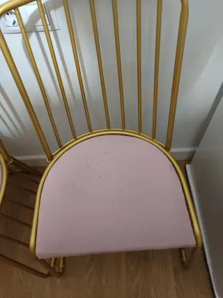 Sillas doradas con asiento rosa