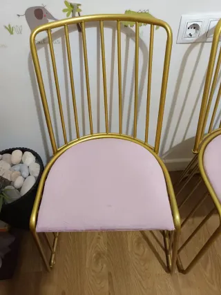 Sillas doradas con asiento rosa