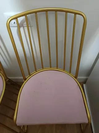Sillas doradas con asiento rosa