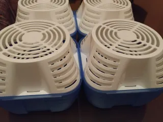 Set di quattro deumidificatori bianco e blu