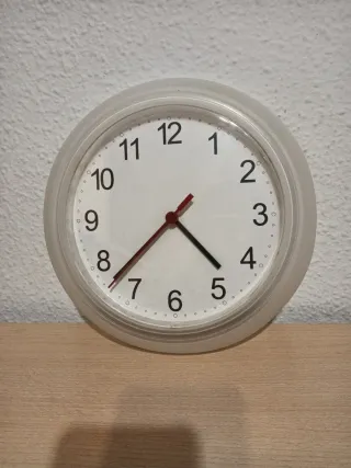 Reloj de pared redondo blanco