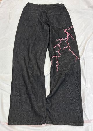 Jeans baggy neri con ricami rosa