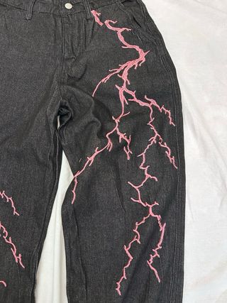 Jeans baggy neri con ricami rosa