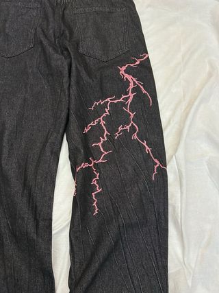 Jeans baggy neri con ricami rosa