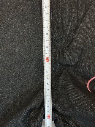 Jeans baggy neri con ricami rosa