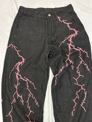 Jeans baggy neri con ricami rosa