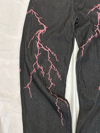 Jeans baggy neri con ricami rosa