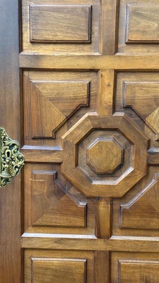 Armario de madera artesanal