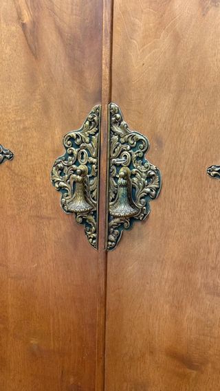 Armario de madera artesanal