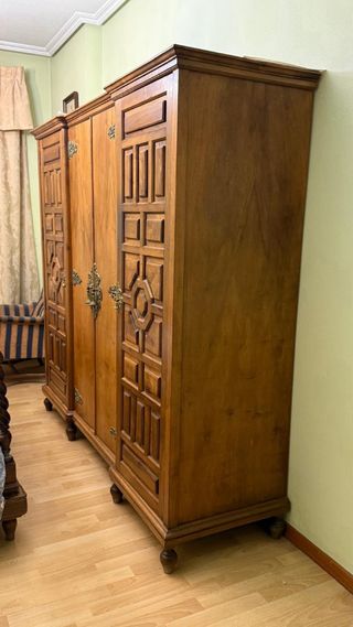 Armario de madera artesanal